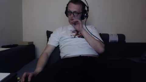 Snapshot of mcmike_es chatting on 24, 10, 2025 Mike online show from 24, 10, 2025