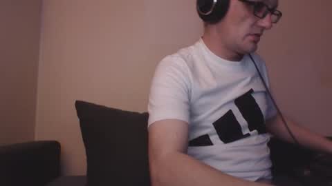 Snapshot of mcmike_es chatting on 14, 11, 2025 Mike online show from 14, 11, 2025