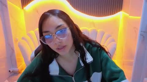 Snapshot of meganyin_b chatting on 15, 12, 2025 Megan online show from 15, 12, 2025