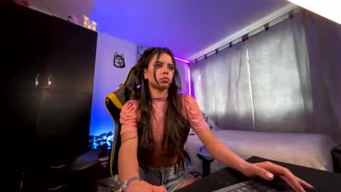 Snapshot of melani_bear chatting on 18, 10, 2025 MELANI online show from 18, 10, 2025