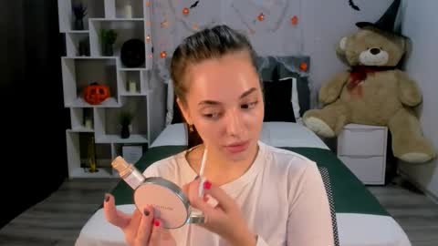 Snapshot of melaniealves chatting on 15, 10, 2025 MelanieAlves online show from 15, 10, 2025