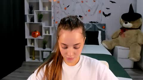 Snapshot of melaniealves chatting on 17, 10, 2025 MelanieAlves online show from 17, 10, 2025