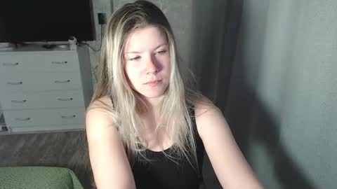Melissa  Ray online show from 26, 2, 2025