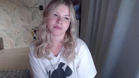 Melissa  Ray online show from 28, 9, 2025