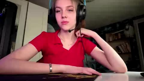 Hi Im Aria 18 years old online show from 19, 9, 2025