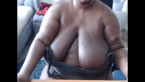 Snapshot of mency1980 chatting on 28, 11, 2025 bigboobsass online show from 28, 11, 2025