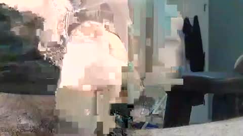 Snapshot of menuke chatting on 4, 1, 2025 Manuke online show from 4, 1, 2025