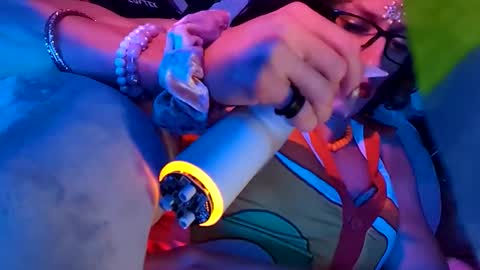 gurlnips online show from 3, 12, 2025