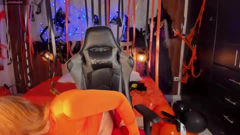 Snapshot of mia_18v chatting on 27, 10, 2025 Violett online show from 27, 10, 2025