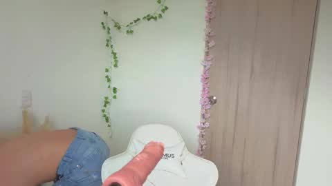 Mia adams  online show from 15, 10, 2025