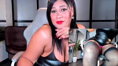 Snapshot of mia_hotwife chatting on 4, 1, 2025 Mia.... Nice to meet you thumb up me please its important online show from 4, 1, 2025