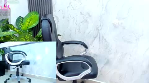 Snapshot of mia_hotwife chatting on 15, 10, 2025 Mia.... Nice to meet you thumb up me please its important online show from 15, 10, 2025