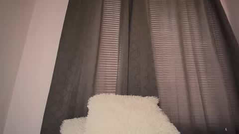 mia independent model online show from 17, 10, 2025