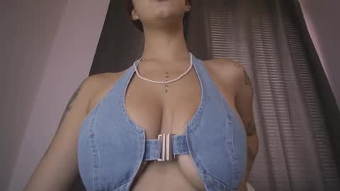 mia independent model online show from 23, 10, 2025