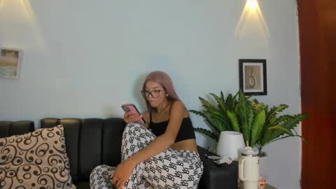 Snapshot of mia_petite72 chatting on 13, 11, 2025 mia_petite72 online show from 13, 11, 2025