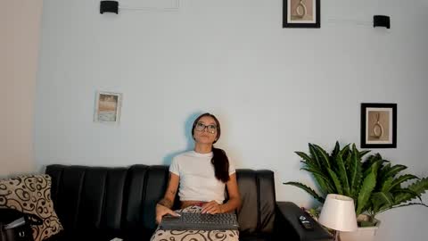 Snapshot of mia_petite72 chatting on 16, 11, 2025 mia_petite72 online show from 16, 11, 2025