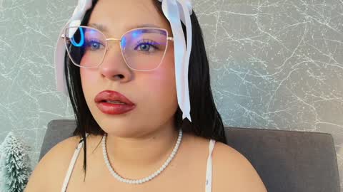 Mia Roux online show from 2, 1, 2025
