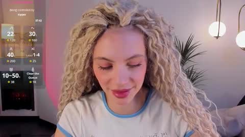 Snapshot of mia_silk chatting on 21, 10, 2025 Mia online show from 21, 10, 2025