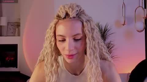 Snapshot of mia_silk chatting on 22, 10, 2025 Mia online show from 22, 10, 2025