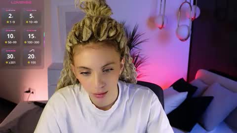 Snapshot of mia_silk chatting on 7, 11, 2025 Mia online show from 7, 11, 2025