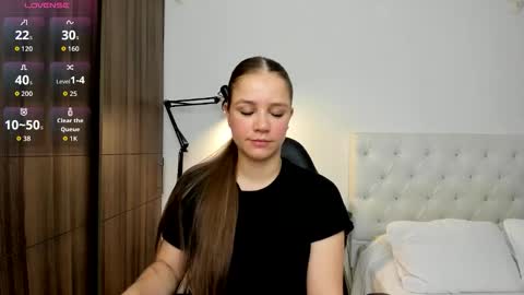 Snapshot of mia_speencer chatting on 21, 11, 2025 Mia online show from 21, 11, 2025