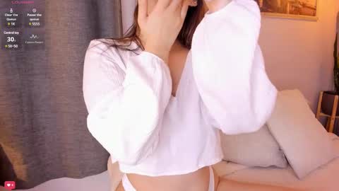 Mia White  online show from 6, 12, 2024
