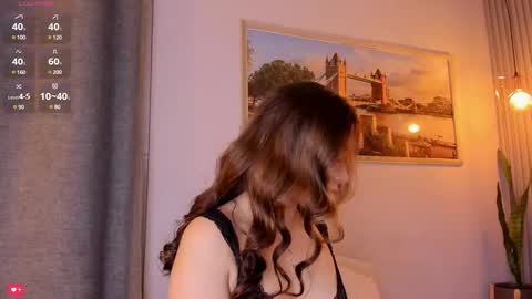 Mia White  online show from 7, 12, 2024