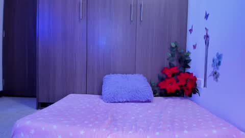 mia  nicolle online show from 10, 12, 2024