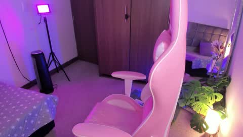 mia  nicolle online show from 9, 10, 2025