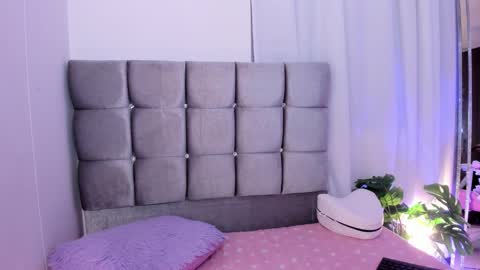 mia  nicolle online show from 3, 2, 2026