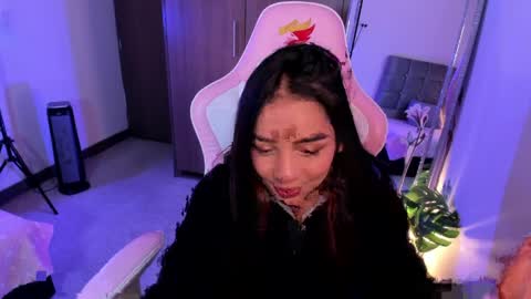 mia  nicolle online show from 9, 4, 2026