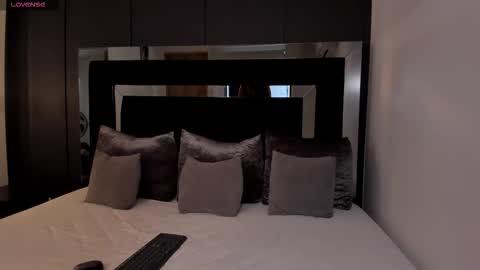 Mia  online show from 28, 11, 2025