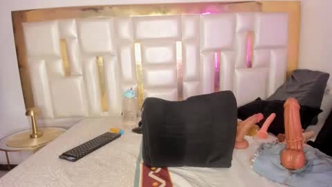 Mia  online show from 7, 11, 2025