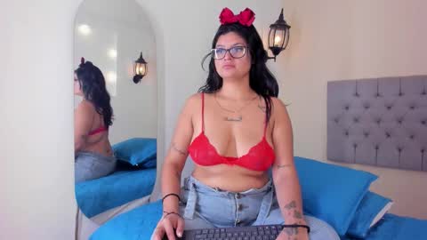 Snapshot of miabloom__ chatting on 21, 11, 2025 online show from 21, 11, 2025