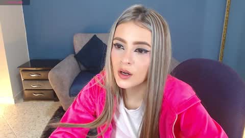 Snapshot of miacarperrlux chatting on 3, 2, 2025 MiaCarper online show from 3, 2, 2025