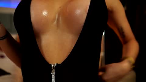 Snapshot of miacharm1 chatting on 5, 11, 2025 Mia online show from 5, 11, 2025