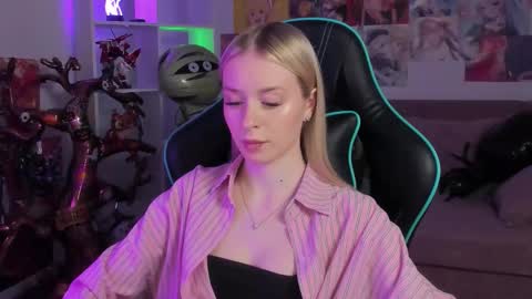 Snapshot of miagraces chatting on 4, 11, 2025 Mia online show from 4, 11, 2025