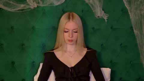 Snapshot of miagraces chatting on 5, 11, 2025 Mia online show from 5, 11, 2025