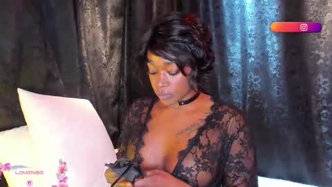 Snapshot of miaknox chatting on 14, 10, 2025 Mia online show from 14, 10, 2025