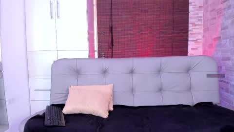 Snapshot of mialuxx chatting on 4, 3, 2025 Mia online show from 4, 3, 2025