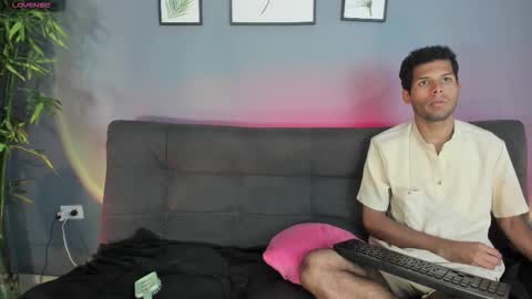 Snapshot of mialuxx chatting on 8, 11, 2025 Mia online show from 8, 11, 2025