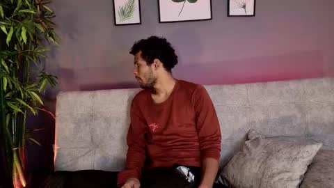 Snapshot of mialuxx chatting on 18, 11, 2025 Mia online show from 18, 11, 2025