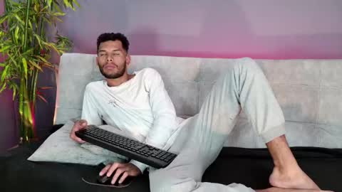 Snapshot of mialuxx chatting on 23, 11, 2025 Mia online show from 23, 11, 2025