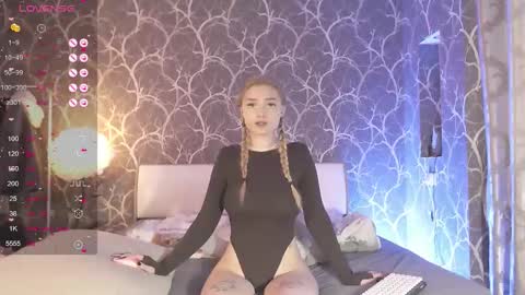 Snapshot of miamiameow chatting on 14, 11, 2025 Mia online show from 14, 11, 2025