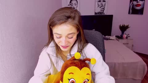 Snapshot of miapaw chatting on 25, 12, 2024 Mia online show from 25, 12, 2024