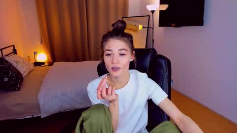 Snapshot of miapaw chatting on 17, 2, 2025 Mia online show from 17, 2, 2025