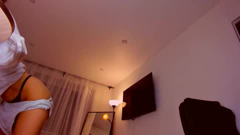 Snapshot of miapaw chatting on 17, 9, 2025 Mia online show from 17, 9, 2025