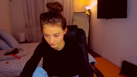 Snapshot of miapaw chatting on 17, 10, 2025 Mia online show from 17, 10, 2025