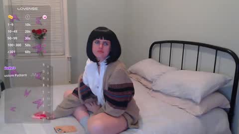 Snapshot of miawallace__ chatting on 28, 1, 2025 Mia online show from 28, 1, 2025