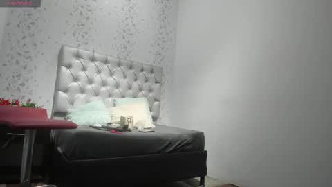 Snapshot of michelle_perla chatting on 28, 10, 2025 michelle perla online show from 28, 10, 2025